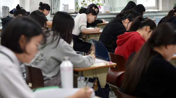 ▲ 수능 전 마지막 모의평가에서 문제를 풀고 있는 학생들.