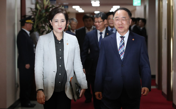 ▲ 국무회의 참석하는 홍남기-유은혜 부총리.