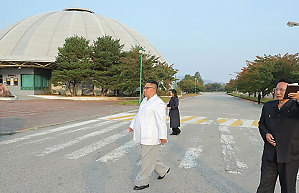 ▲ 금강산관광지구 원형극장 앞을 지나는 김정은 위원장.	/뉴시스