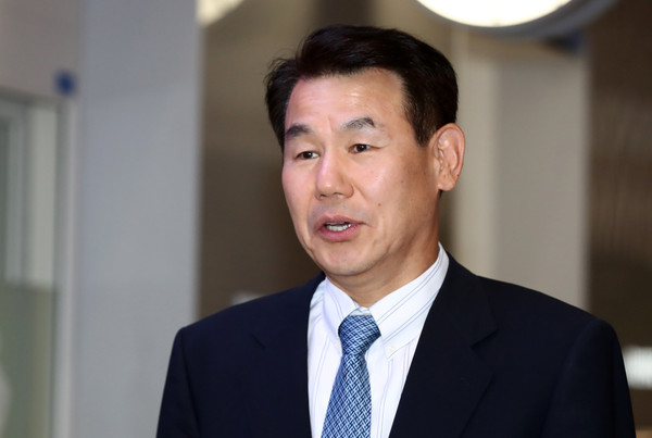 ▲ 출국 전 인터뷰 하는 정은보 협상대표. 	/뉴시스