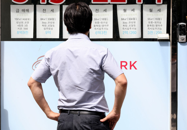 ▲ 전단지가 붙은 공인중개사 앞.