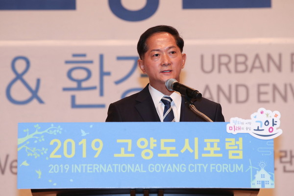 ▲ 기조연설을 하는 이재준 고양시장.