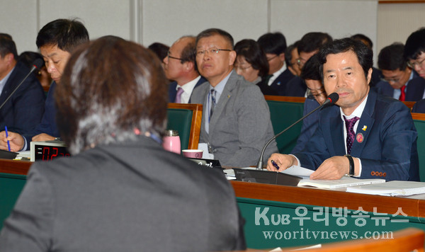 ▲ 질의 경청하는 김승환 전북교육감.