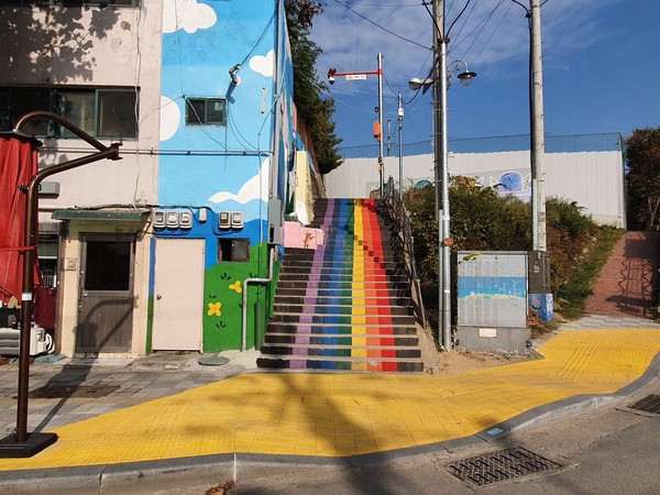 ▲ 횡단보도 앞 옐로카펫.
