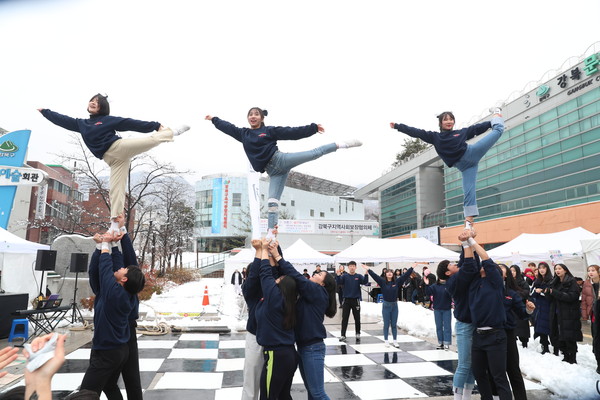 ▲ 지난해 11월 강북문화예술회관에서 열린 제21회 청소년문화축제 추락, 학생들이 퍼포먼스를 펼치고 있다.