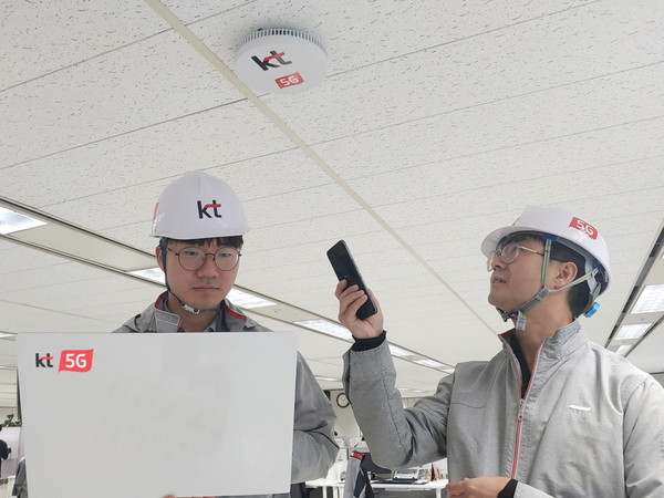 ▲ 5G 스몰셀 솔루션을 점검하는 KT 직원들.