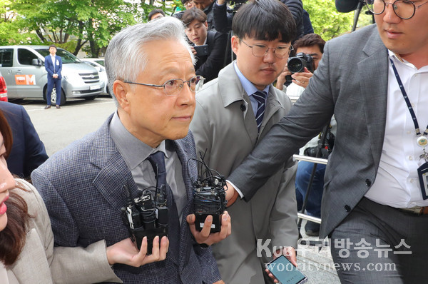 ▲ 영장실질심사 출석하는 이석채 전 KT 회장.