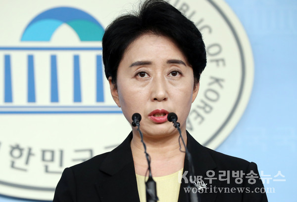 ▲ 브리핑 하는 문정선 대변인.