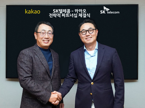 ▲ 전략적 파트너십을 맺은 유영상 SK텔레콤 사업부장(왼쪽)과 여민수 카카오 공동대표.