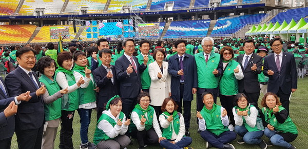 ▲ 안혜영 부의장이 전국새마을지도자대회 기념 열린음악회에 참석해 격려했다(뒷줄 가운데).