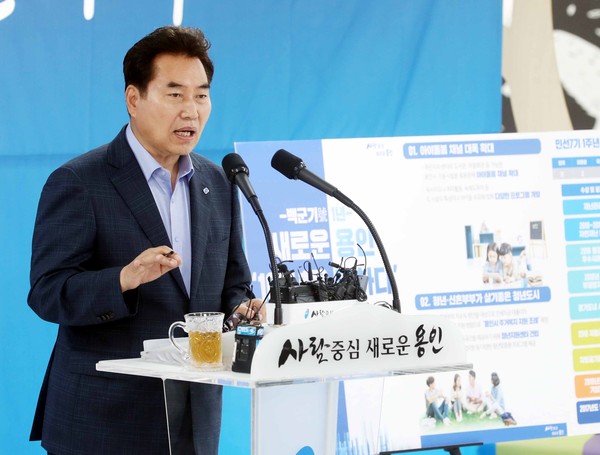 ▲ 취임1주년 기자간담회에서 말씀하시는 백군기 용인시장.