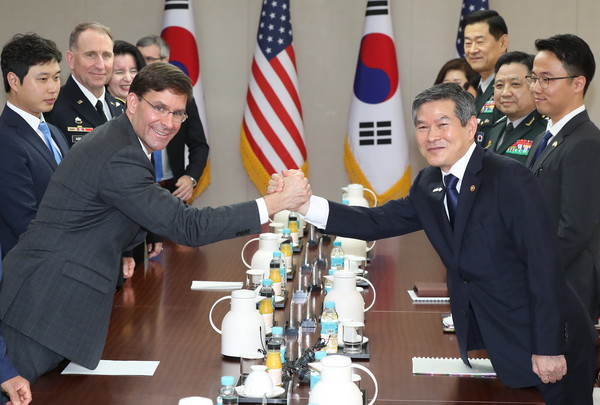 ▲ 악수하는 정경두 국방부장관과 마크 에스퍼 미국 국방부 장관.	/뉴시스