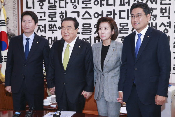 ▲ 회동 전 포즈 취하는 문희상 국회의장과 여야 3당 원내대표들.