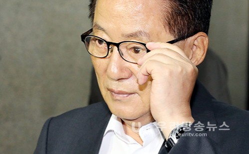 브리핑 하는 박지원 의원