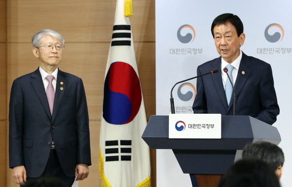 ▲ 디지털 정부혁신 관계부처 합동 브리핑을 하고 있는 진영 행안부 장관(오른쪽)과 최기영 과기부 장관.