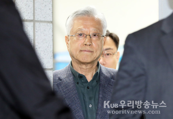 ▲ 조사 후 나서는 이석채 전 회장.