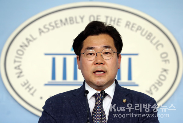 ▲ 브리핑하는 박찬대 원내대변인.