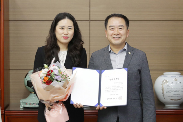 ▲ 10월 칭찬공무원으로 선정된 광남동 조혜연 주무관(왼쪽).