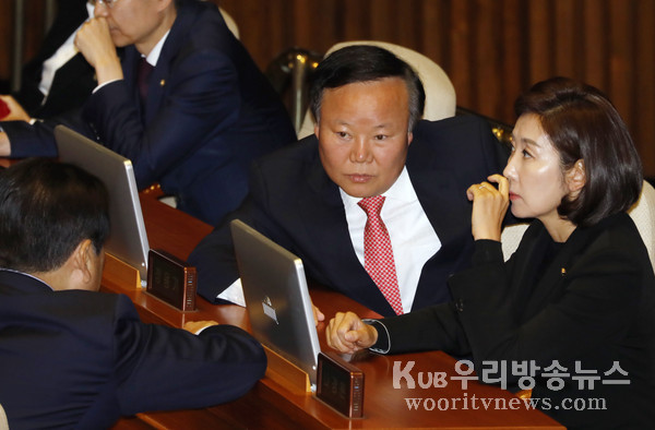 ▲ 대화하는 나경원 원내대표와 김재원예결위원장, 정양석 원내수석부대표.