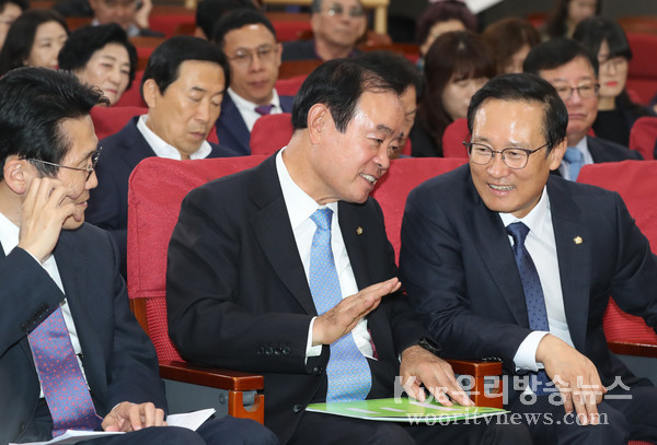 ▲ 대화하는 홍영표 의원과 장병완 의원, 윤소하 정의당 원내대표.