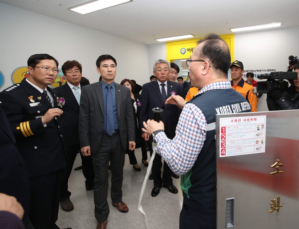 ▲ 시민안전센터 시설에 대한 설명을 듣고 있는 서철모 화성시장