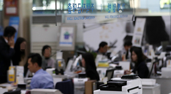 ▲ 사람이 붐비는 은행 대출 창구.