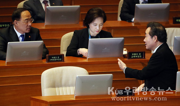 ▲ 대화하는 이낙연 국무총리와 홍남기 경제부총리, 유은혜 교육부 장관.