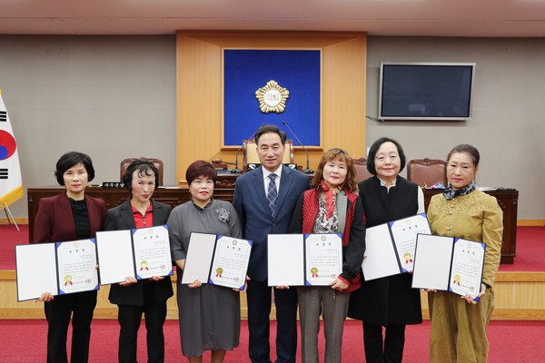 ▲ 강북구의회, 강북환경봉사회 회원 대상 의장 표창 수여.