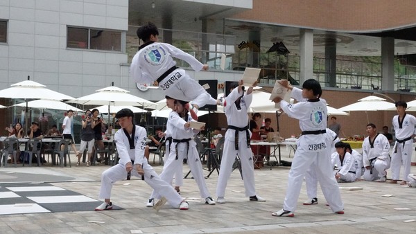 ▲ 시범을 보이는 신경대 태권도시범단.