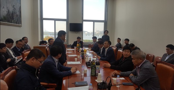 ▲ 김상호 하남시장 등 5개 단체장과 지역주민‚ 국회 기재위원장 만나 양도세 감면 건의 모습.