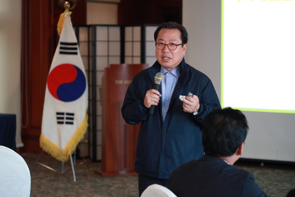 ▲ 경기동부상공회의소 워크숍 참석해 특강을 하는 조광한 남양주시장.