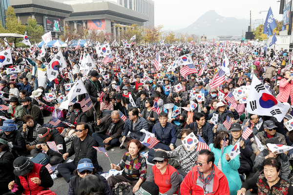 ▲ 공수처 반대와 조국 전 법무부 장관의 수사를 촉구하는 시민들.