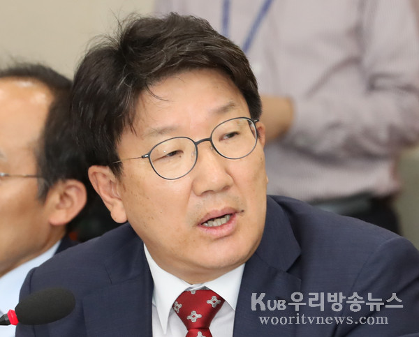 ▲ 질의하는 권성동 의원.