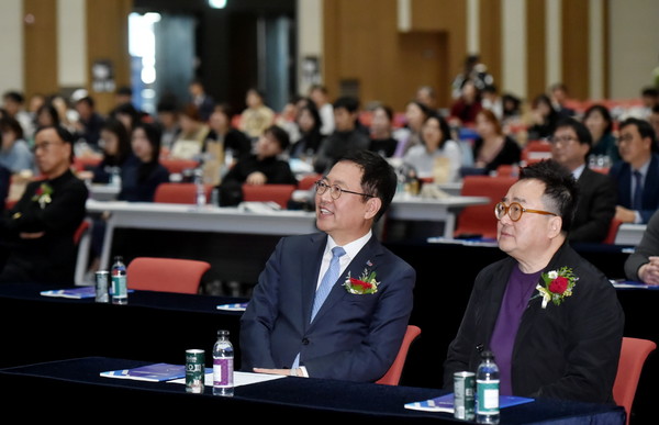 ▲ ‘인천국제디자인포럼’에 참석한 박남춘 인천시장(왼쪽).