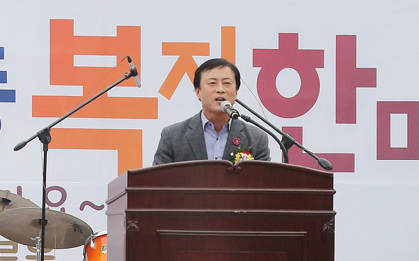 ▲ ‘남동복지한마당’에서 발언하는 이강호 남동구청장.