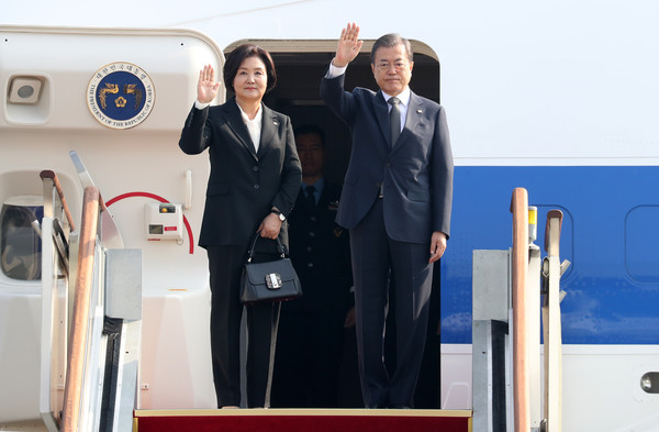 ▲ 출국 전 손 흔드는 문재인 대통령과 김정숙 여사. /뉴시스