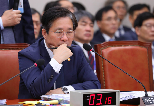 ▲ 질의자료 확인하는 성윤모 산업통상자원부 장관.