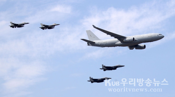 ▲ 시범비행하는 KC-330과 KF-15K, KF-16. /뉴시스