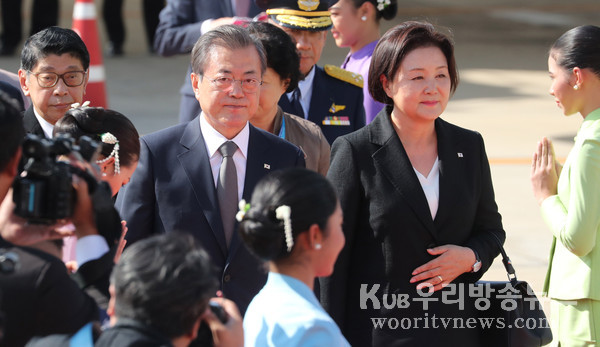 ▲ 태국 도착한 문재인 대통령 내외.	/뉴시스