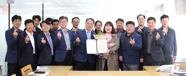 ▲ ‘BEST 경기人상’ 표창을 시상한 한기진 한국농어촌공사 경기지역본부장(맨앞줄 왼쪽에서 네번째).