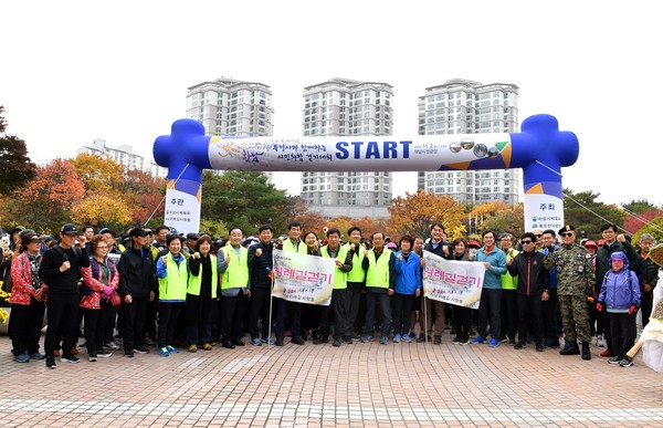 ▲ 시승격 30주년 시민화합 걷기대회 기념 촬영