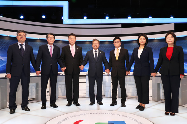 ▲ 왼쪽부터 최원식 바른미래당 전략홍보위원장, 김광수 민주평화당 의원, 오경훈 우리공화당 사무총장, 송기헌 더불어민주당 의원, 박원석 정의당 정책위의장, 손솔 민중당 불평등해소위원장, 전희경 자유한국당 의원.