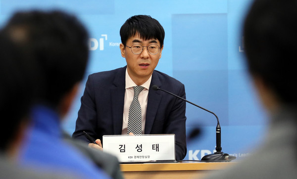 ▲ 브리핑하는 김성태 KDI 경제전망실장.	/뉴시스