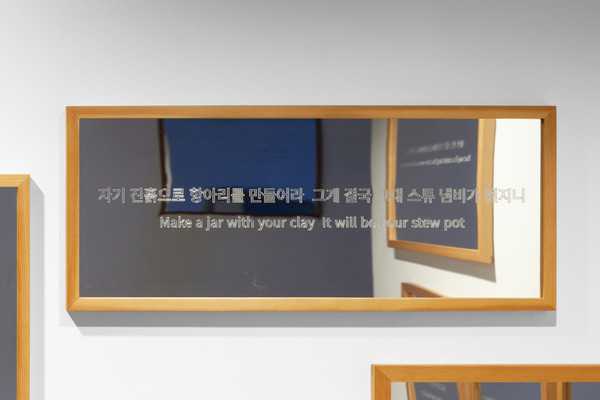 ▲ 전지인, Folder 직박구리, 2018, 가변크기(19pcs.)은경 아크릴, 액자