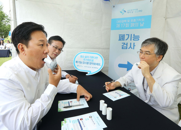 ▲ ‘제17회 폐의 날 행사’에서 호흡기내과 전문의로부터 검사를 받고 있는 회사원.