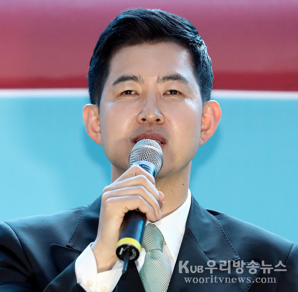 ▲ '대한항공 갑질 규탄 1주년 촛불집회'에서 개회사 하는 박창진 지부장.