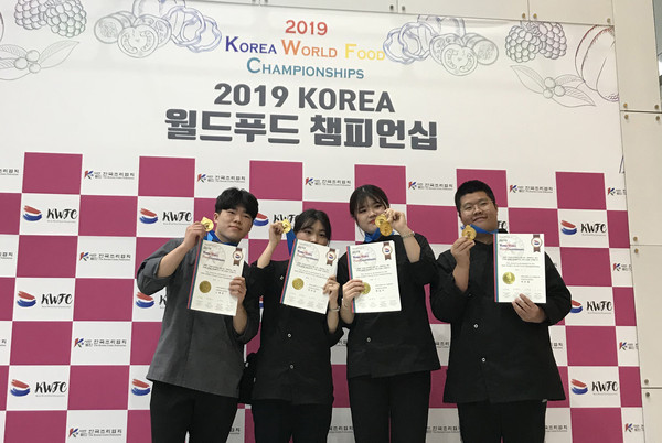 ▲ 금메달 수상 기념촬영하는 순천효산고 학생들.