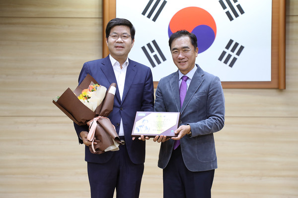 ▲ 공재광 전임 시장에 대한 공로패 수여 행사 기념 촬영을 하고 있는 정장선 시장.