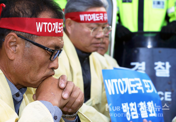 ▲ 생각에 잠긴 ‘WTO개도국지위 유지 관철을 위한 농민공동행동’ 회원들. /뉴시스