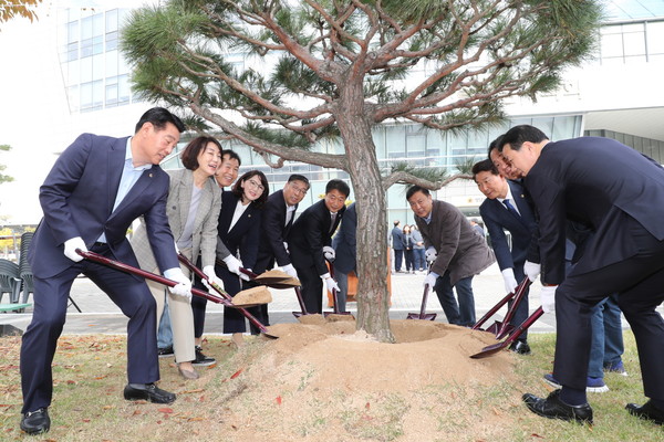 ▲ 성남시의회 청사 이전 10주년 기념 식수 장면.